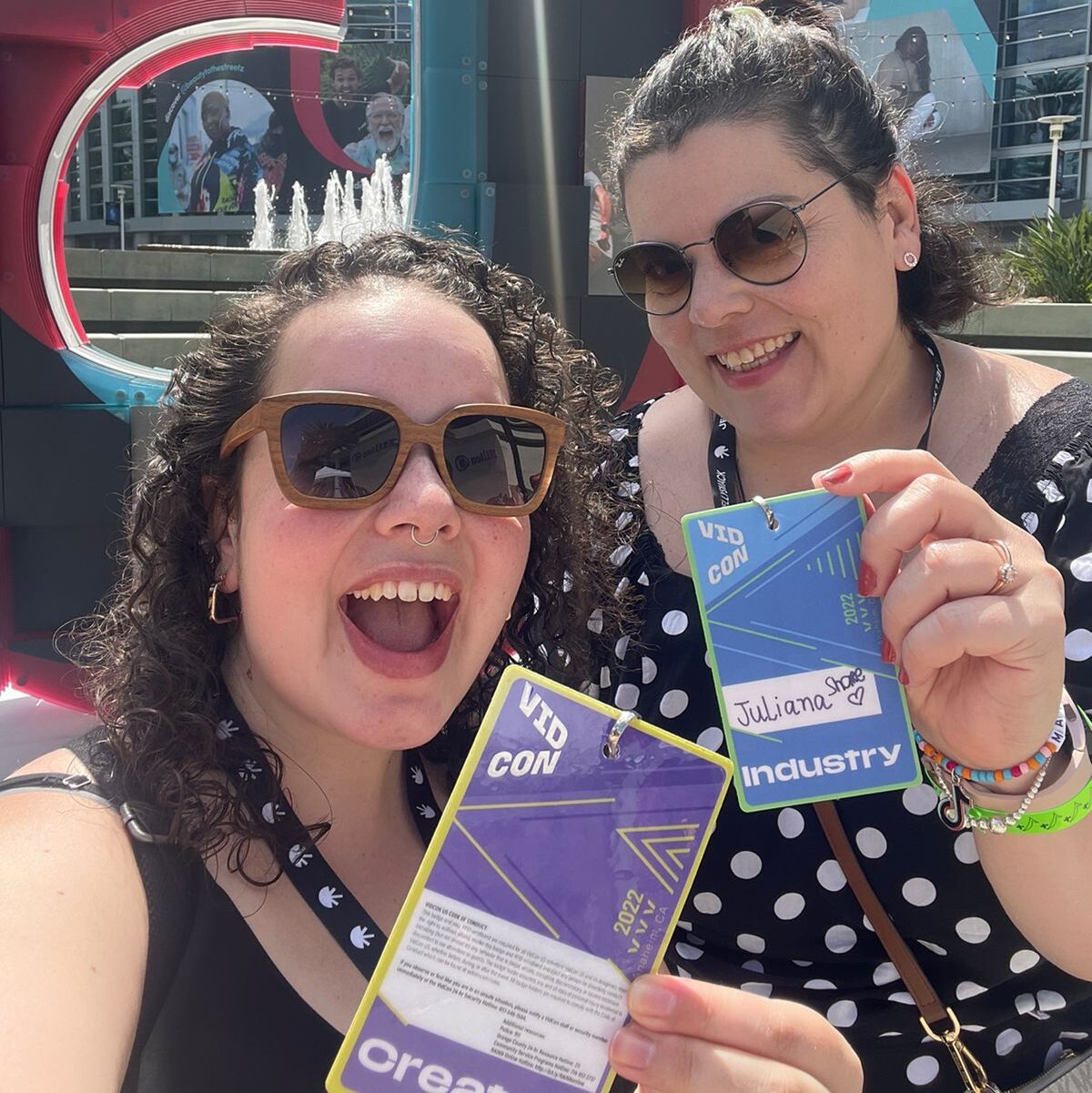 Fahen Carvalho e Juliana Bulha em frente a entrada da VidCon 2022.