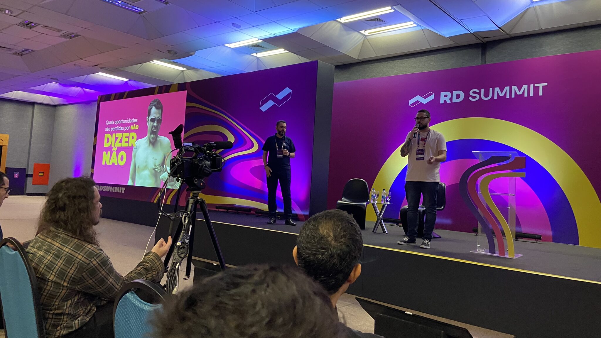 PAtrick Paes palestrando no palco do RD Summit 2022.