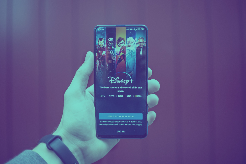 Capa para artigo sobre o lançamento do Disney+ de plano com anúncios